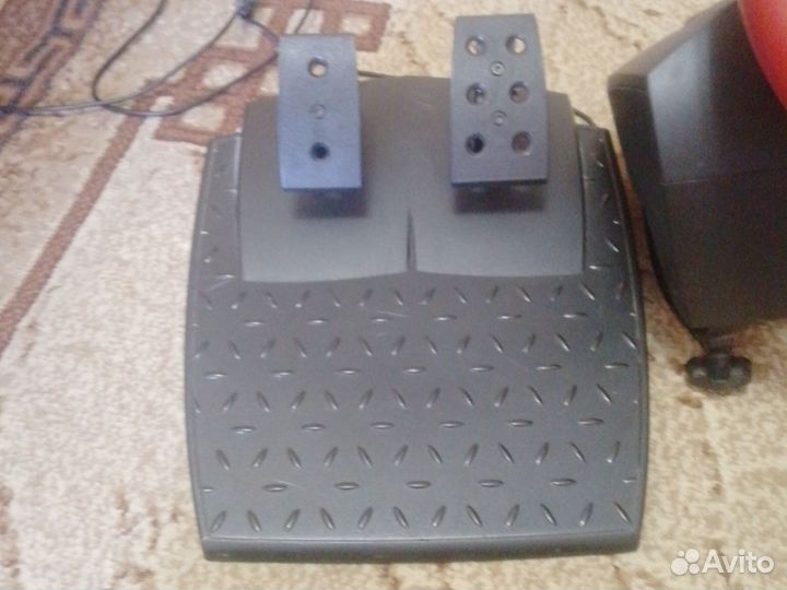Игровой руль с педалями