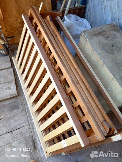 Детская кроватка с маятником