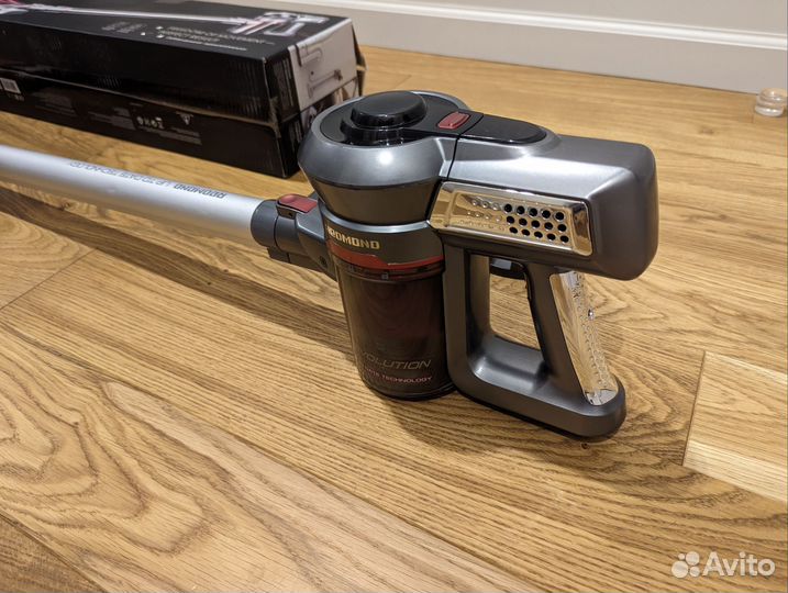 Беспроводной вертикальный пылесос Redmond RV-UR356