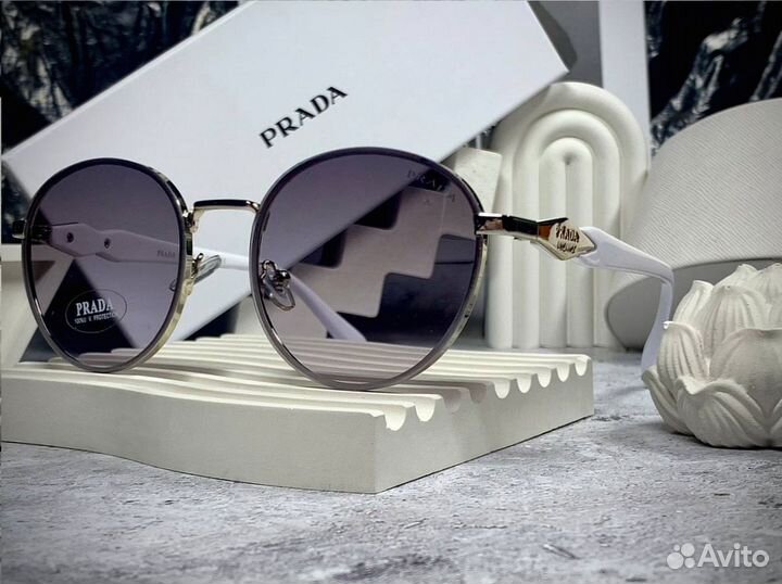 Очки Prada белые солнцезащитные