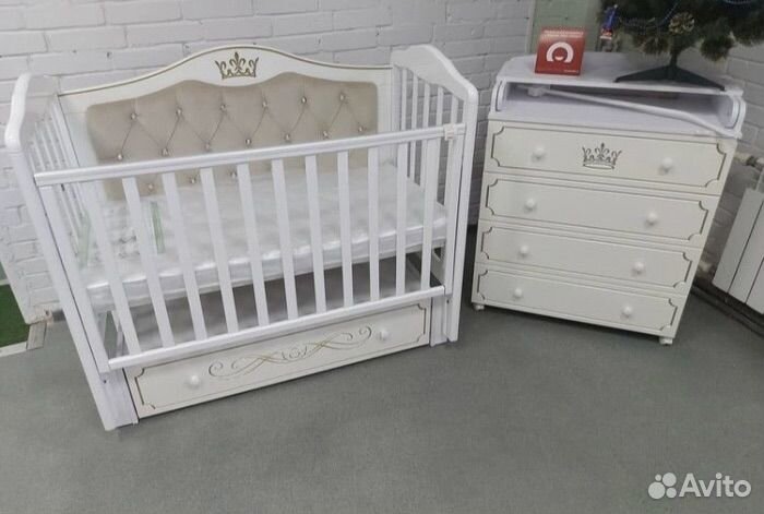 Кроватка маятник с мягкой обивкой Комод