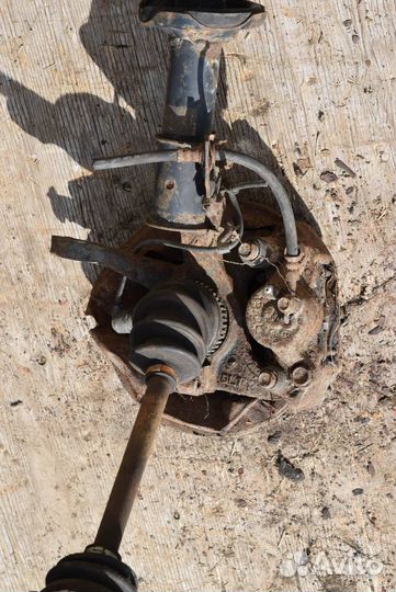 Ступица передняя левая Mazda Demio DW 1997