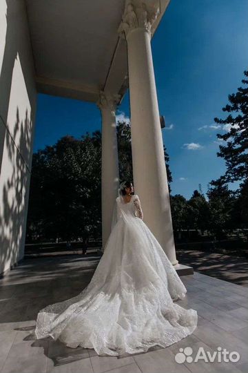 Свадебное платье со шлейфом 44-46