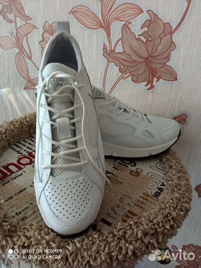 Кроссовки женские