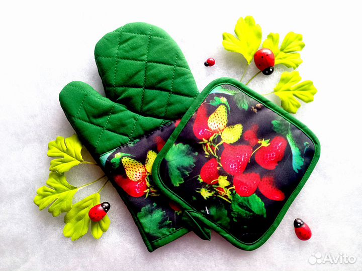 Набор прихваток для кухни с клубничками