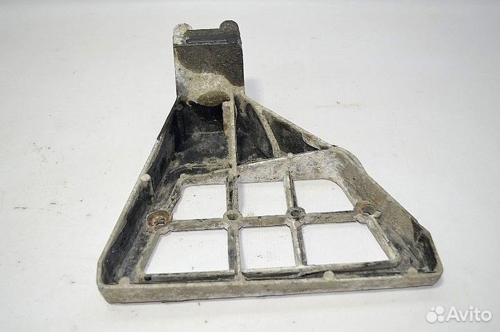 Кронштейн нижней подножки, правый DAF XF105 (01.05