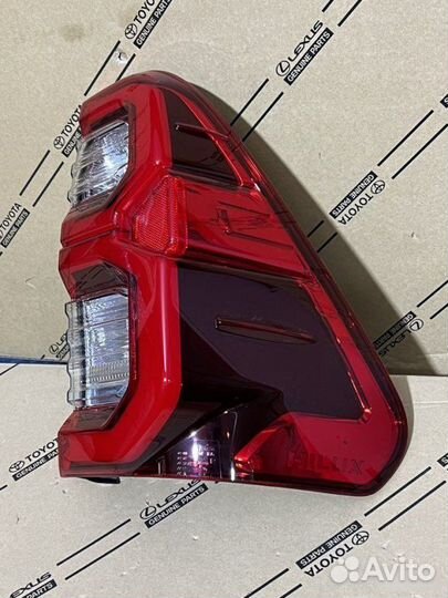 Фонарь правый Toyota Hilux