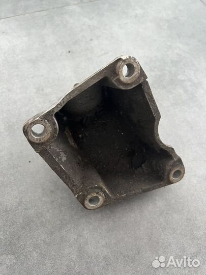 Кронштейн двигателя левый audi a6 c4