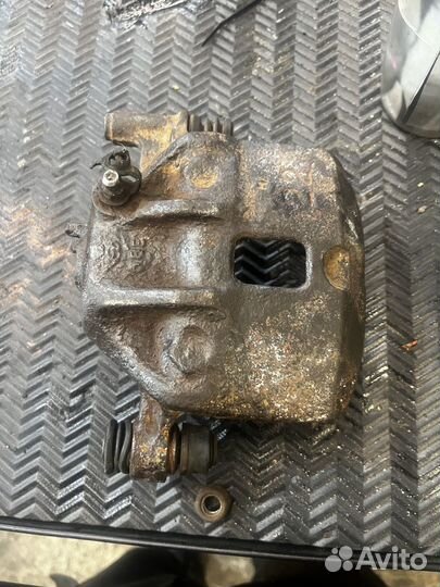 Суппорт передний левый hyundai accent