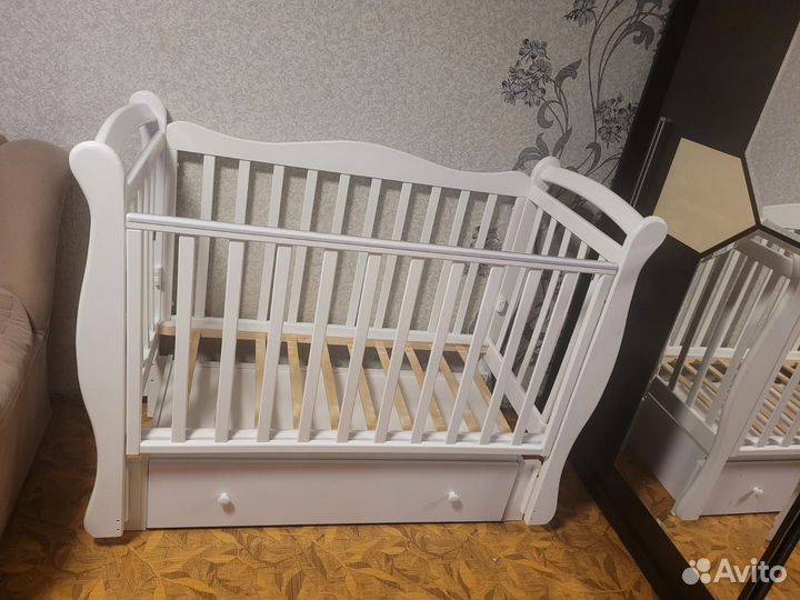 Детская кроватка с маятником