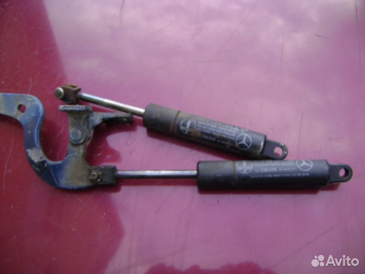 Амортизаторы задней крышки на Мерседес W123 унив
