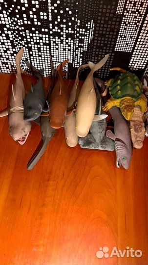 Резиновые игрушки - акулы и крокодилы