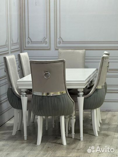 Стол и стулья