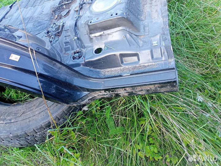 Заднее правое крыло toyota land cruiser 200