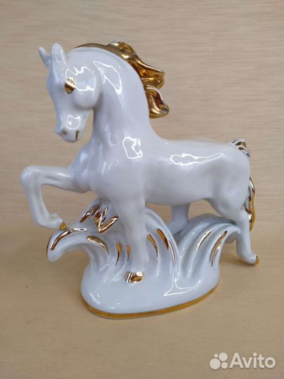 Фарфоровая статуэтка Конь-огонь, лфз
