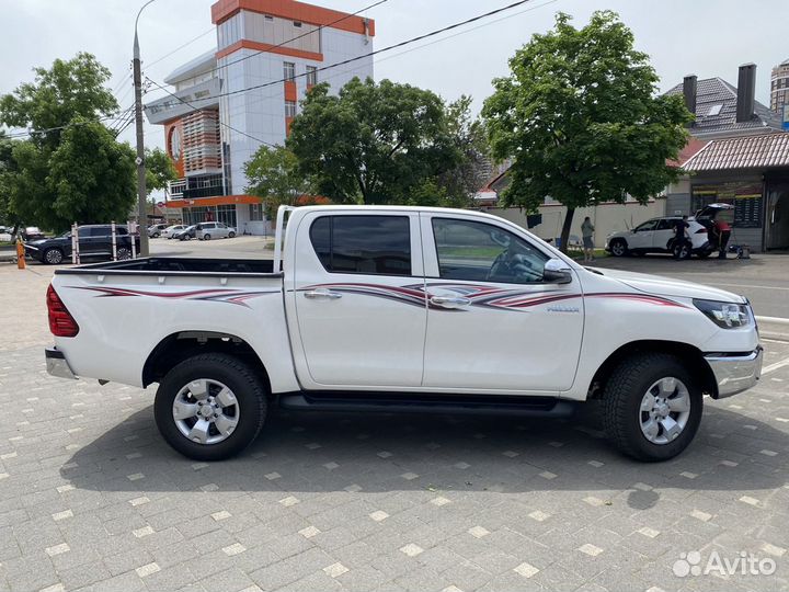 Toyota Hilux 2.4 AT, 2022, 70 км