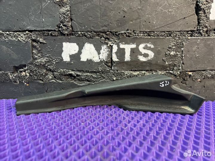 Уголок жабо левый Nissan Leaf AZE0-061302 EM57