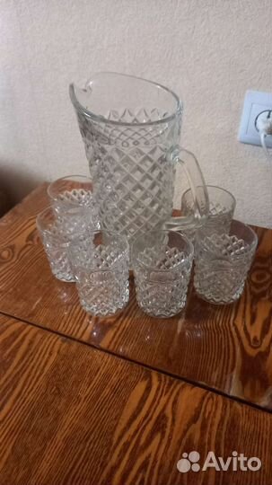 Графин с рюмками,стеклянные стаканы