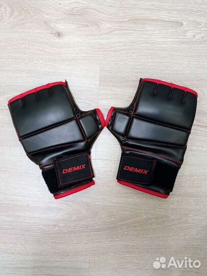 Защита голеней и боксёрские перчатки на мальчика