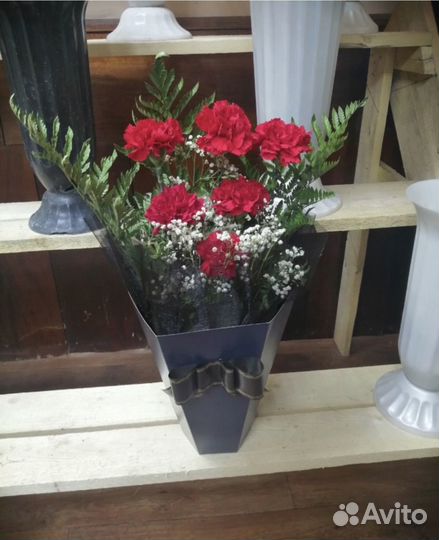 Венки ритуальные и букеты из живых цветов