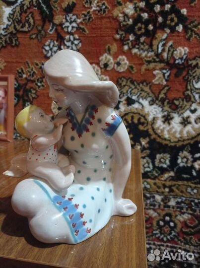 Фарфоровая статуэтка