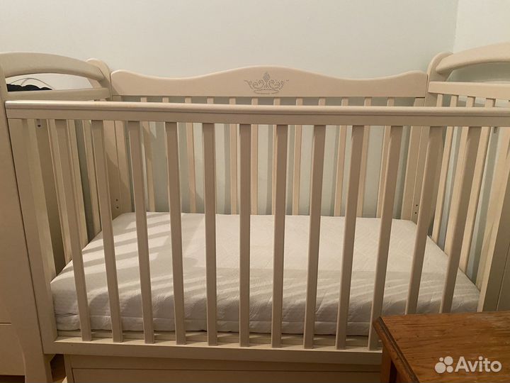 Детская кроватка с маятником