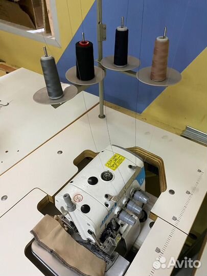 Оверлок 4х нитка Jack E3-4 в утопленном столе Б/У
