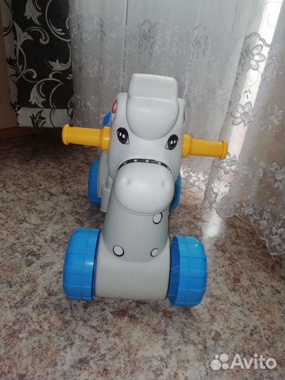 Детская лошадка на колесиках