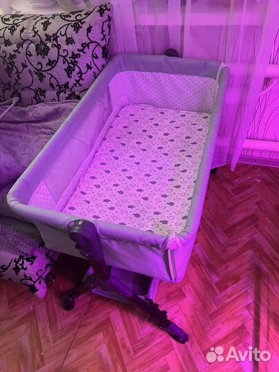 Детская кроватка на колесах приставная