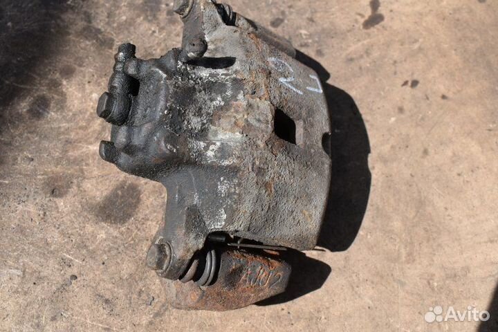 Суппорт тормозной передний левый Mitsubishi Lancer