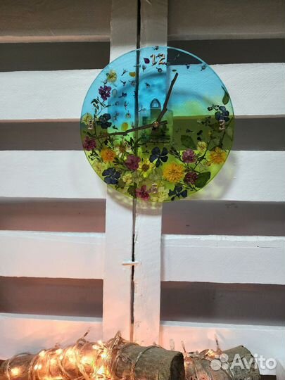 Часы из смолы с цветами 