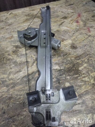 Стеклоподъемник передний правый Renault Sandero