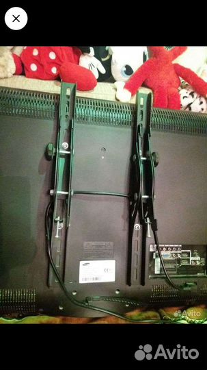 Стеклянная тумба под тв с кронштейном