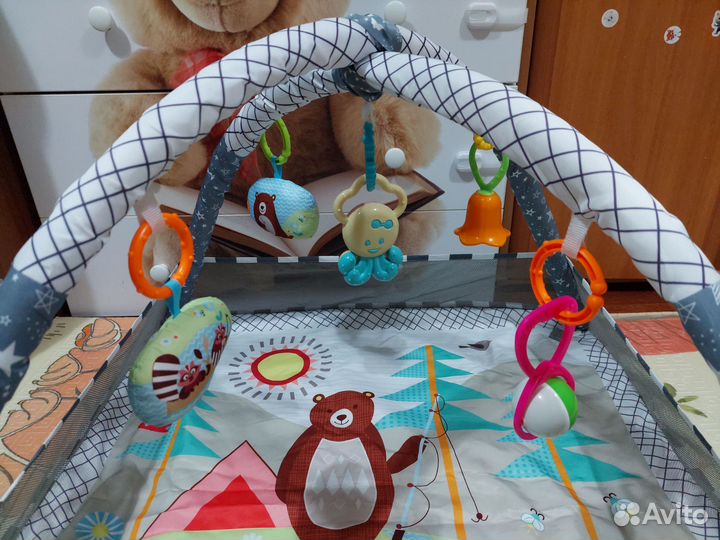 Развивающий коврик с игрушками для малышей