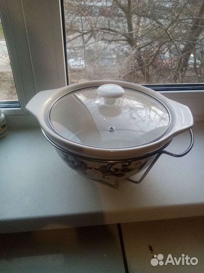 Керамическая кастрюля новая на подставке