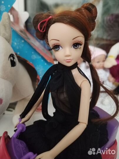 Кукла и зимние сани