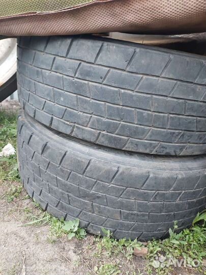 Резина грузовая стоит на камазе