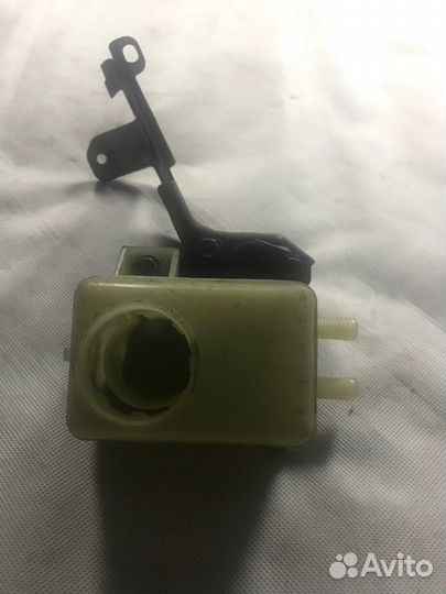 Бачок для тормозной жидкости Toyota Ipsum SXM10