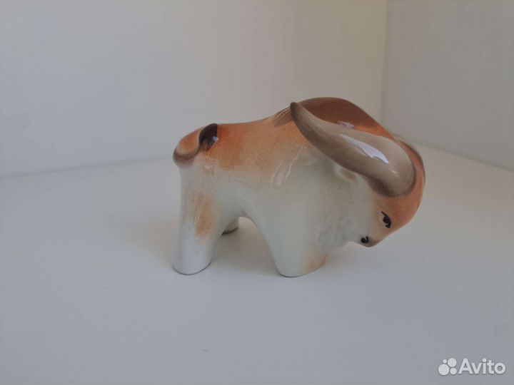 Бык статуэтка фарфоровая