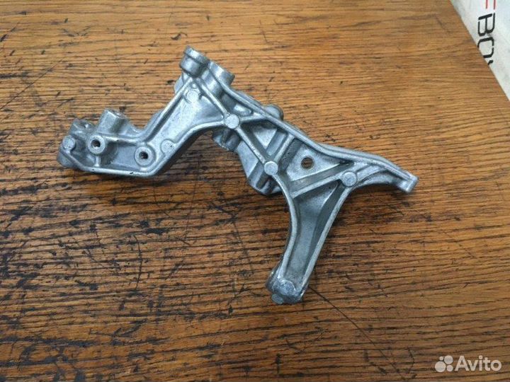 Кронштейн Mercedes E-Class W212 M271 1.8TI 2011