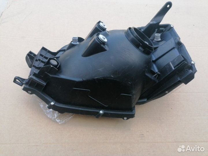 Фара правая передняя правая Toyota Voxy