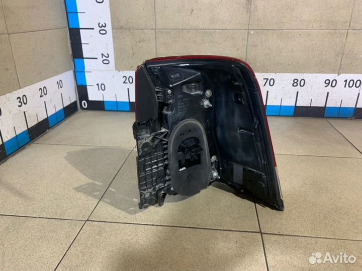 Фонарь задний наружный левый Toyota Land Cruiser