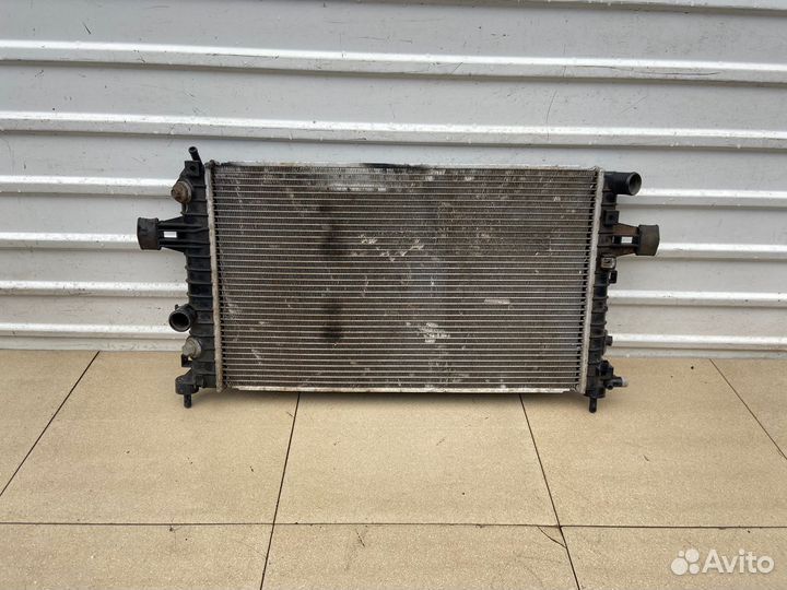 Радиатор охлаждения Opel Astra H