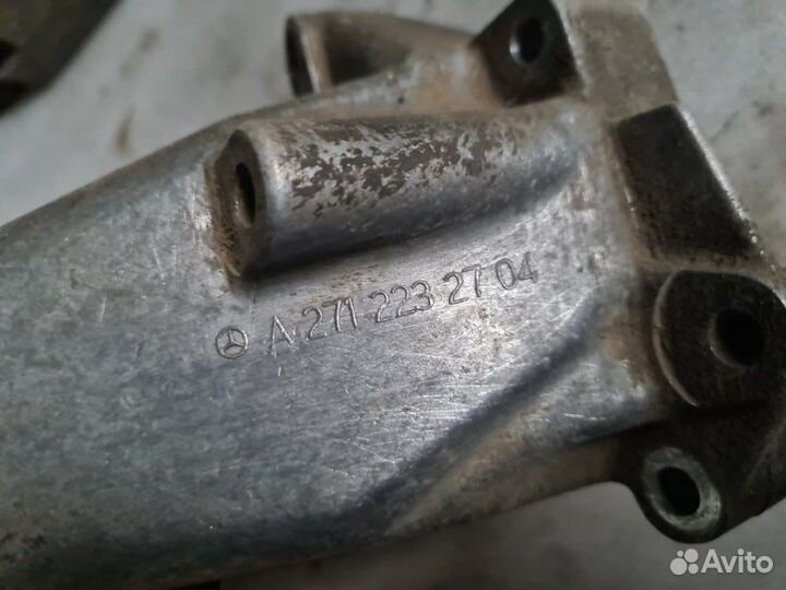 Кронштейн опоры двигателя Mercedes-Benz E-Klass