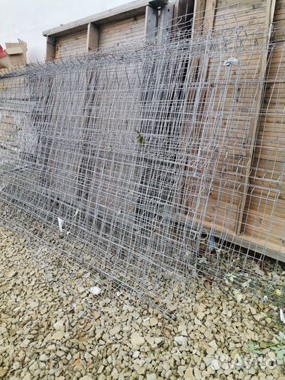 Заборное ограждение из оцинкованных прутьев