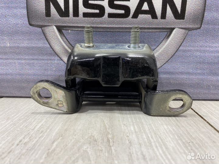 Петля двери Nissan almera G15 Лев