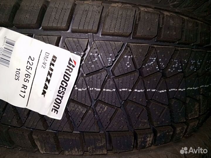 Bridgestone Blizzak DM-V2 225/65 R17 102S