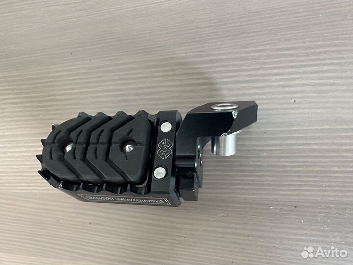 Регулируемая подножка мотоцикла BMW