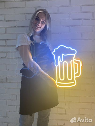 Неоновая желтая вывеска пиво. Вывеска