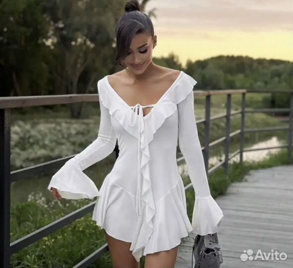 Белое мини платье